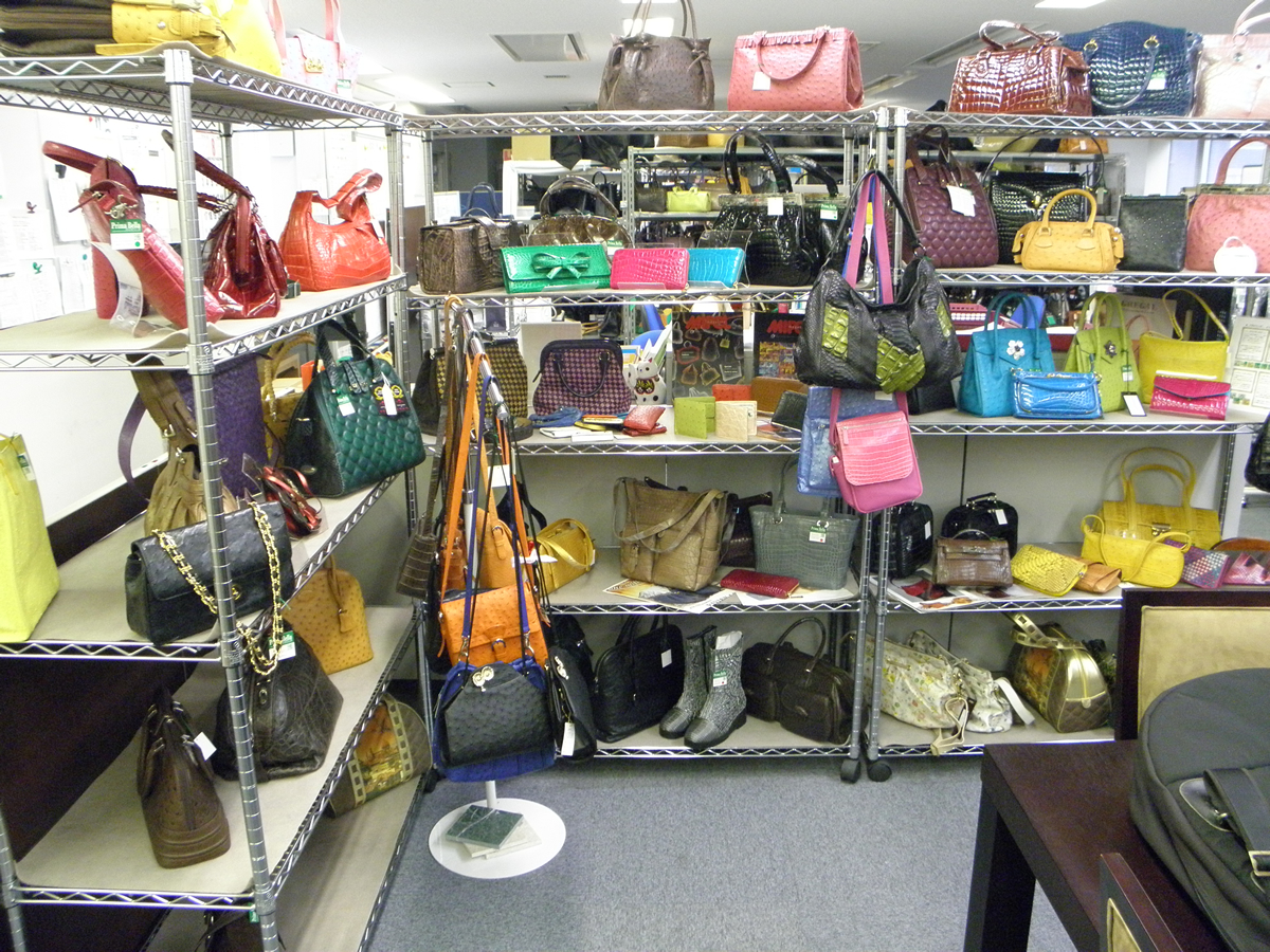 こちらも店内にございますバッグ達です。シャイニングクロコダイルやマットクロコダイル、オーストリッチなど爬虫類バッグ専門店ならではの品ぞろえです。
